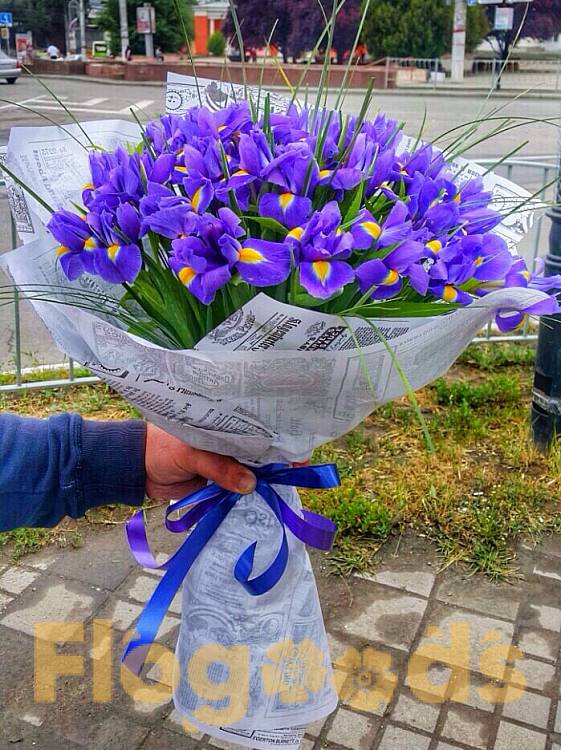 Букет «101 ирис» за 31 632 руб.